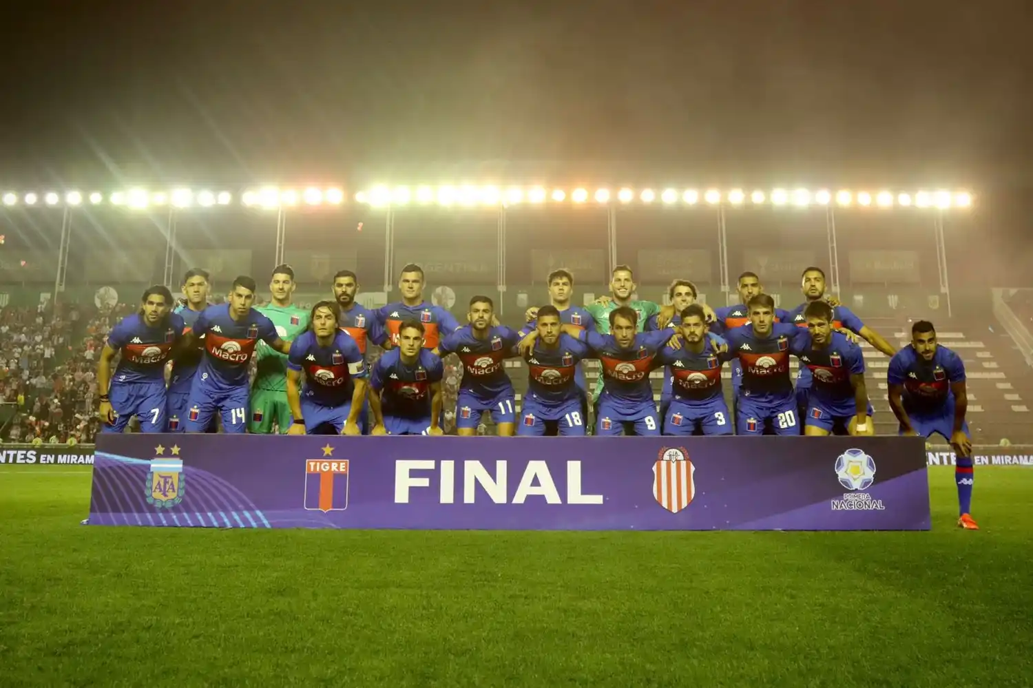 Tigre, posando con sus veinte convocados, antes del partido. El tandilense González Metilli, tercero en la fila superior empezando desde la derecha.