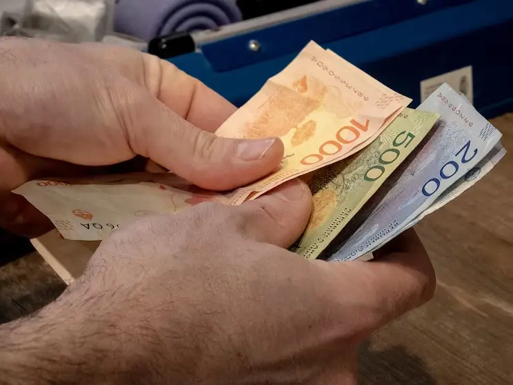 Los salarios formales perdieron contra la inflación en octubre de 2025