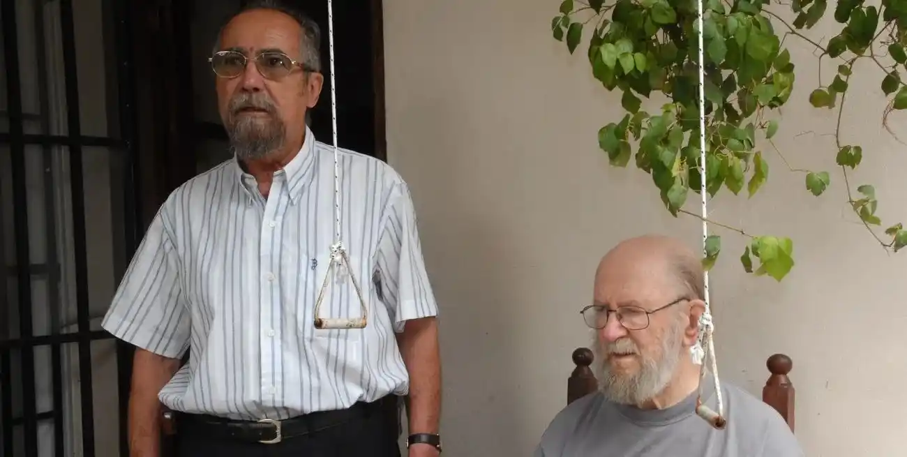 El poeta junto al maestro Juan Arancio.