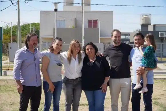 Merlo: Karina Menéndez entregó 13 viviendas del ProcreAr II