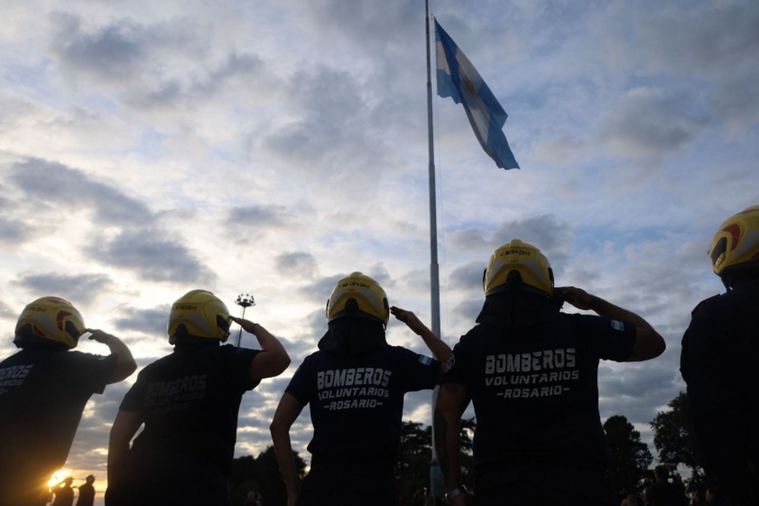 Bomberos conmemoraron su día nacional con un acto en el Monumento a la Bandera