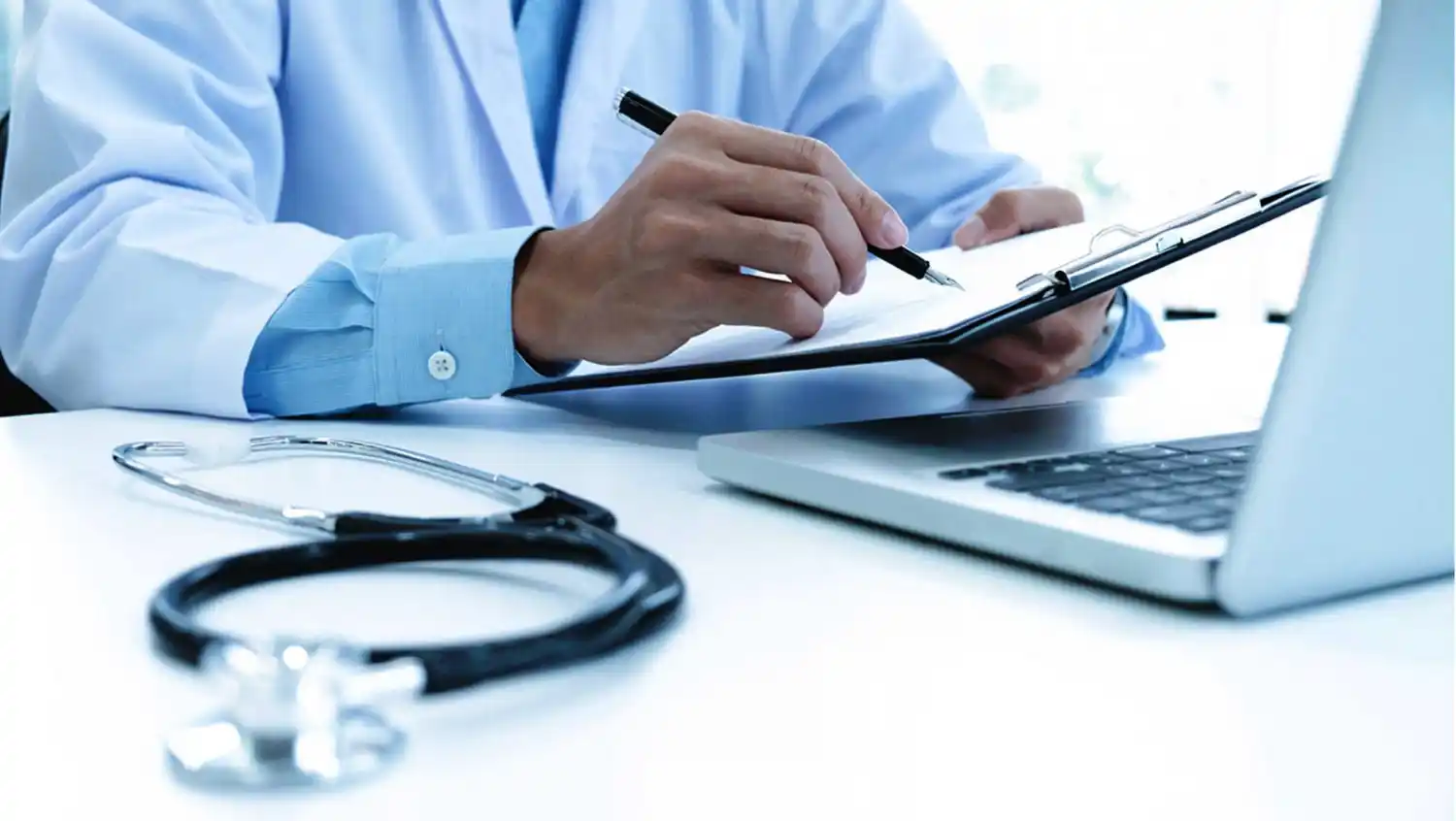 El Gobierno de Milei resolvió que las prepagas retrotraigan el valor de las cuotas a diciembre