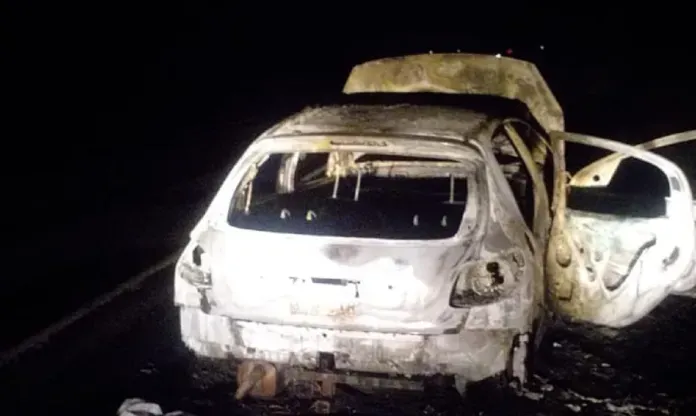 Un auto ardió en llamas en plena Ruta 14: dos jóvenes alcanzaron a bajarse