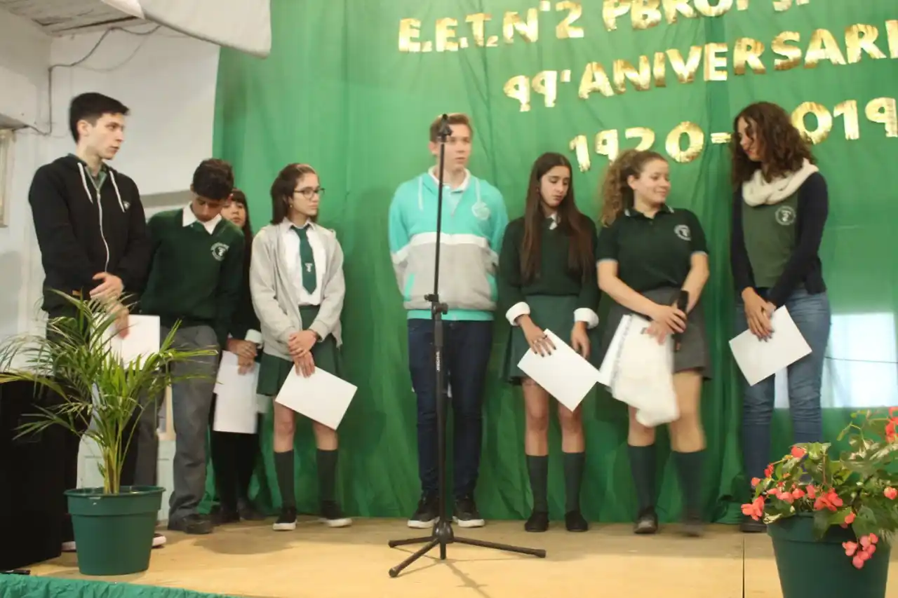 Nuevo edificio: Estudiantes de la Técnica Nº2 entregaron un petitorio con  casi mil firmas al Viceintendente