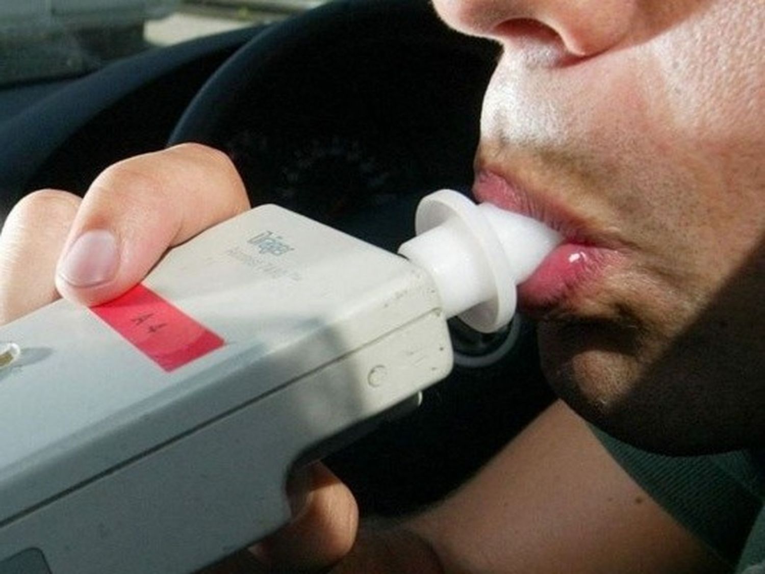 Conductor dio positivo al test de alcoholemia y atropelló a la inspectora