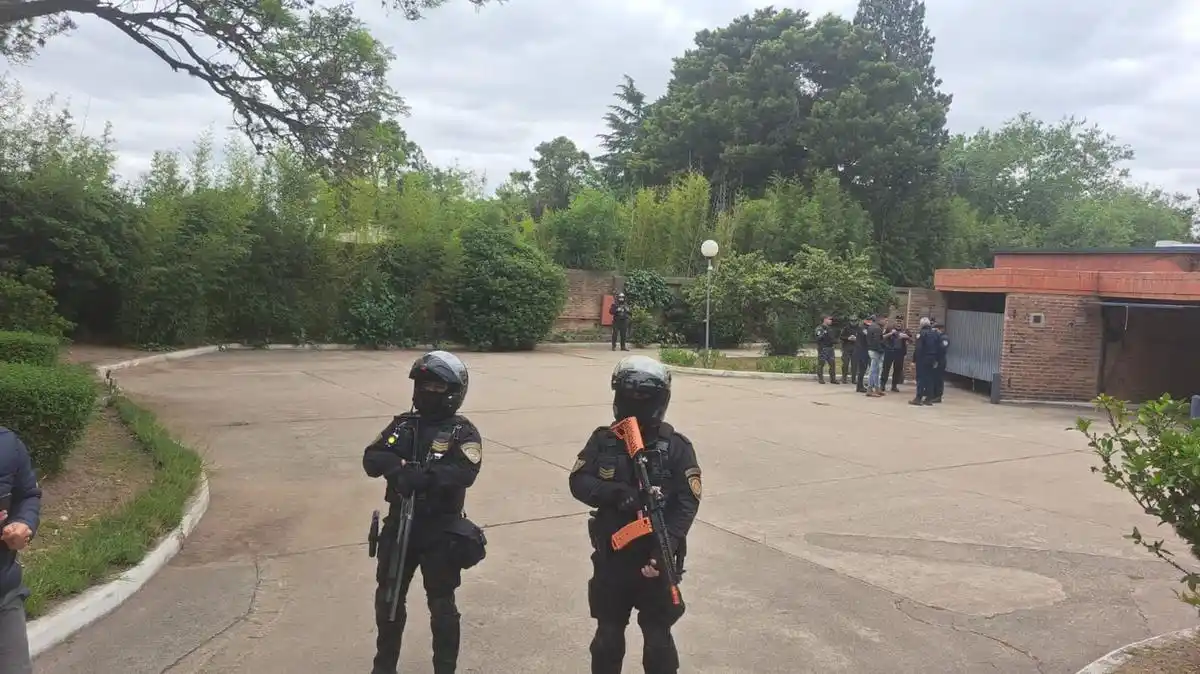 Fuerte operativo policial en un telo cordobés causó temor a todos: ¿qué pasó?