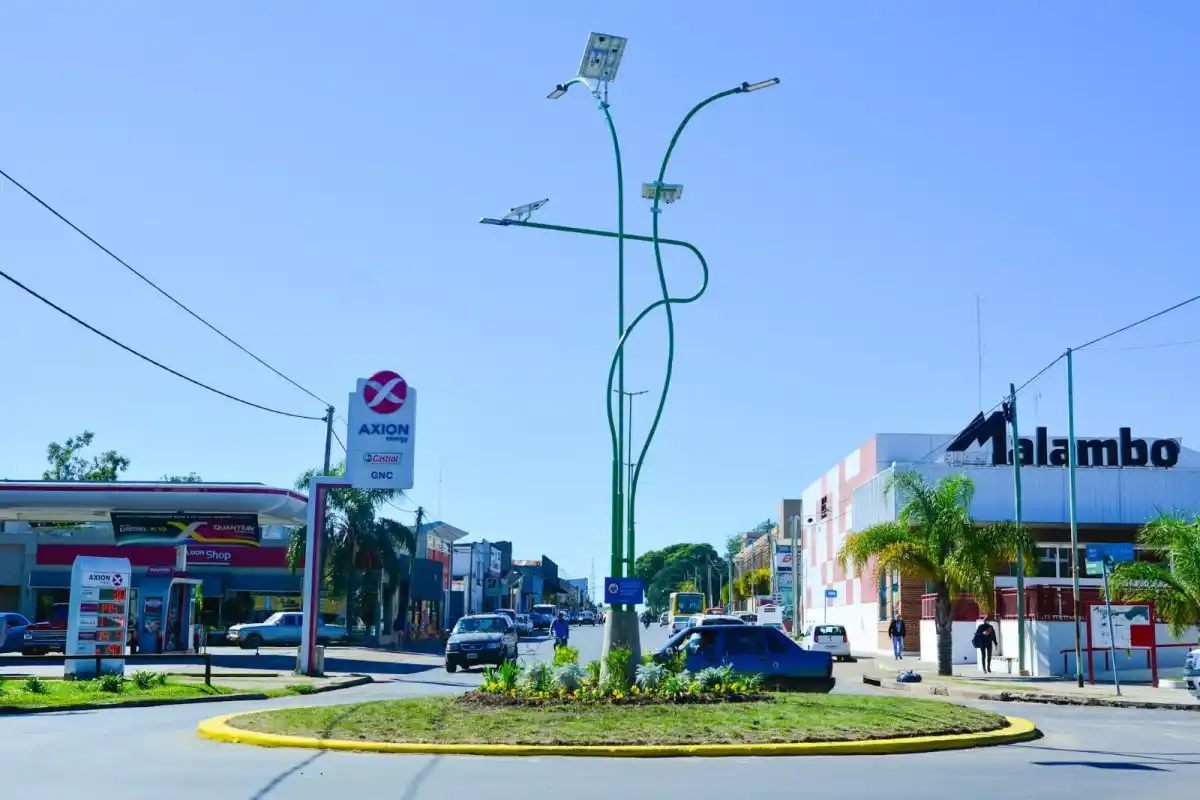 Instalaron paneles solares en la Rotonda de Urquiza y Bvd. Daneri