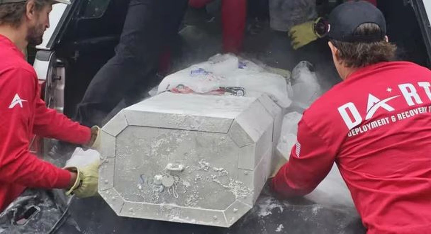 Mantuvo a su abuelo congelado en un bloque de hielo más de 30 años como parte de un experimento de criopreservación