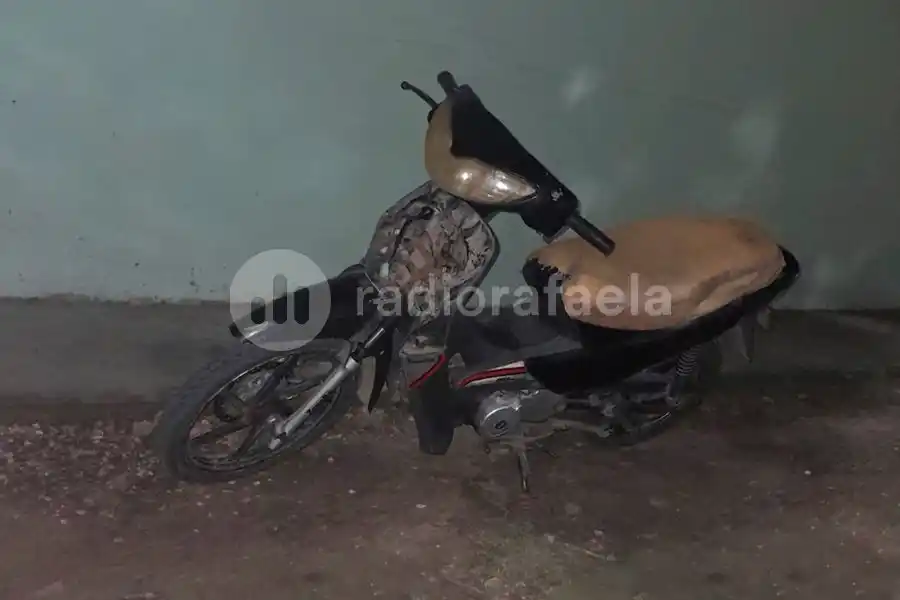 Recuperaron una motocicleta robada: estaba abandonada y sin batería