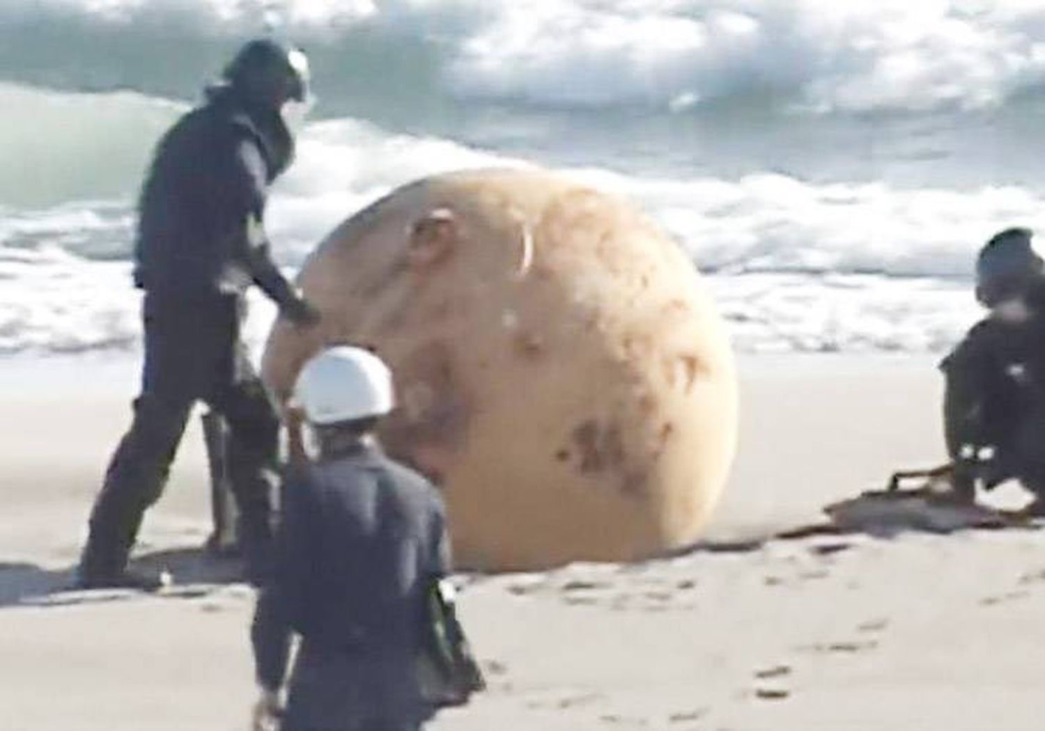 Una misteriosa esfera metálica hallada  en una playa de Japón desconcierta  a las autoridades