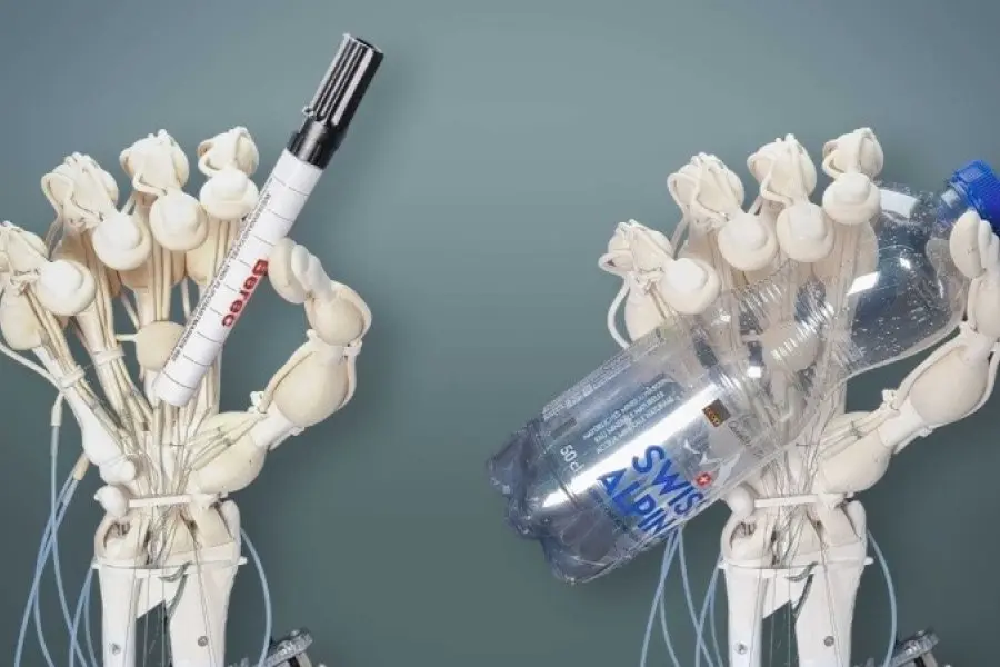 Investigadores diseñaron una mano robot que replica los huesos, tendones y ligamentos de una original