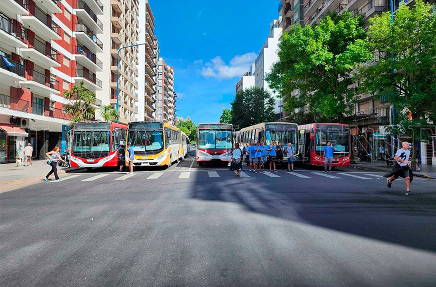 Conflicto gremial en UTA: una caravana de colectivos, rumbo al Ministerio de Trabajo