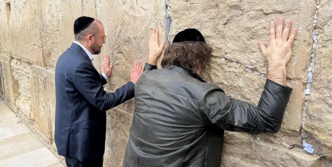 Por tercera vez: Milei comenzó su gira en Israel con una visita al Muro de los Lamentos