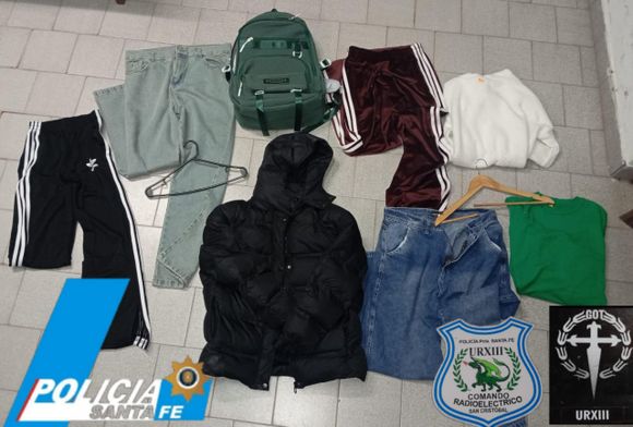 Escalaron un tapial y atravesaron un ventiluz para robar en una tienda de ropa