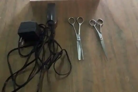 Le robaron equipamiento de peluquería, y recibió un llamado anónimo con información sobre el paradero de sus cosas