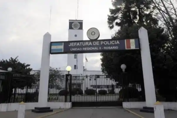 Tras los ataques a dos instituciones de seguridad, renuevan la cúpula policial de Rosario