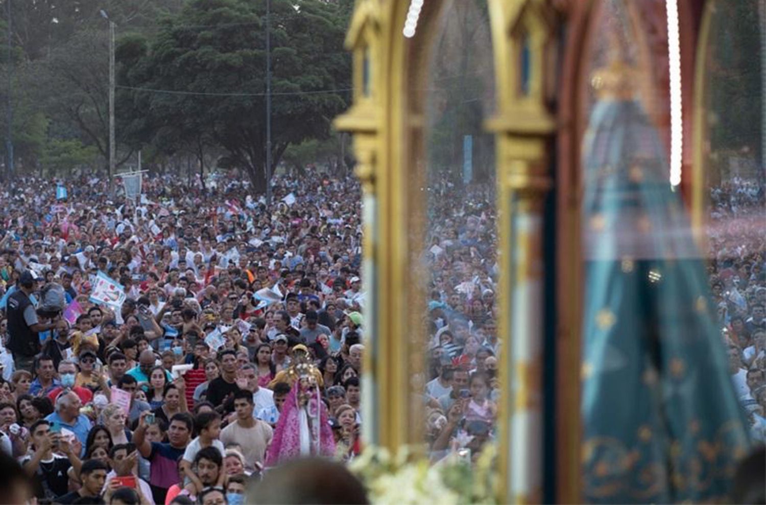 Miles de fieles celebraron el Día de la Virgen con procesiones en todo el país