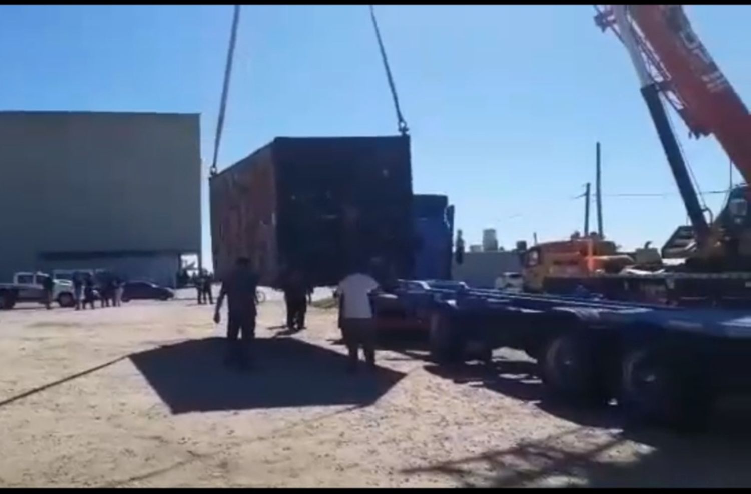 Retiran dos containers que estaban abandonados frente al Museo Mar