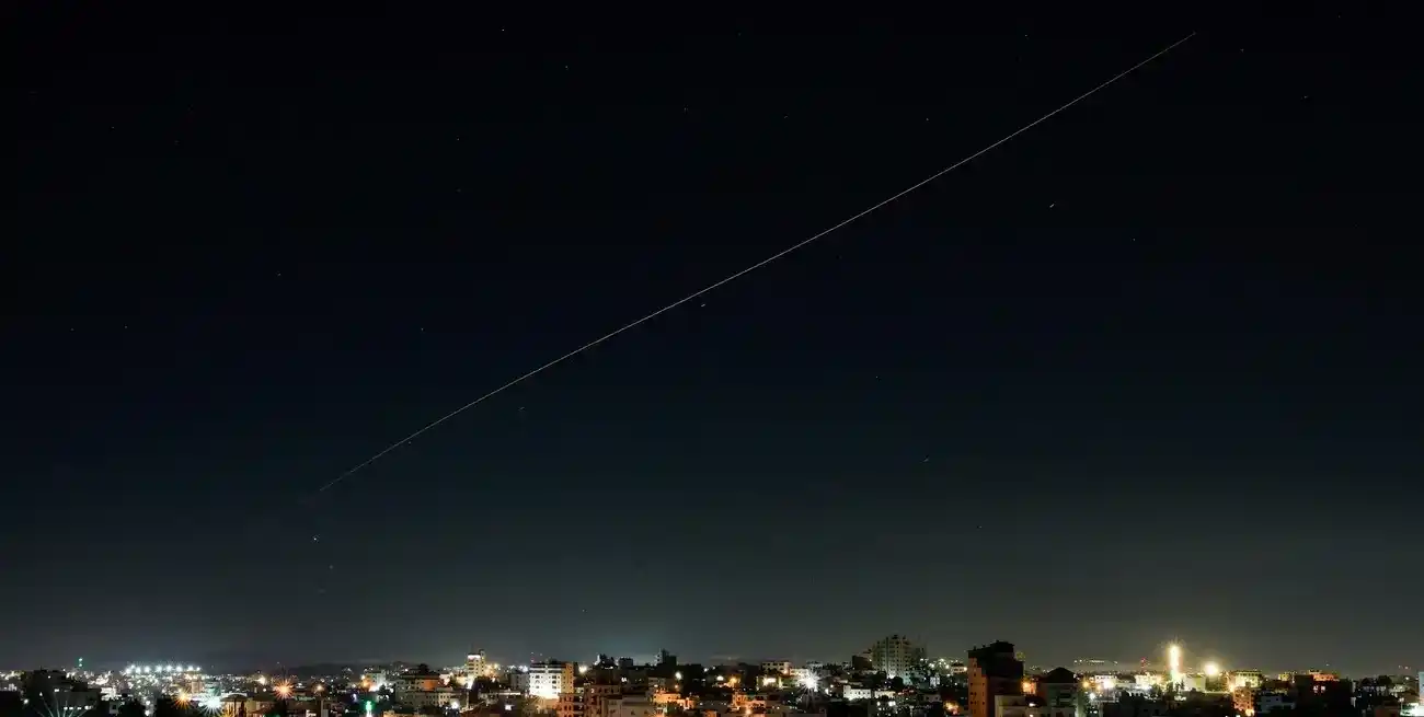 Un misil iraní sobrevuela Israel, visto desde Hebrón, en la Cisjordania ocupada por Israel, este 7 de junio de 2026. Foto: REUTERS / Mussa Qawasma.