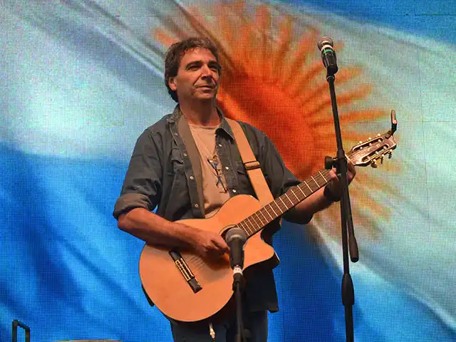 Copani y su canción contra la "gente de merd", toda con la vocal "e"