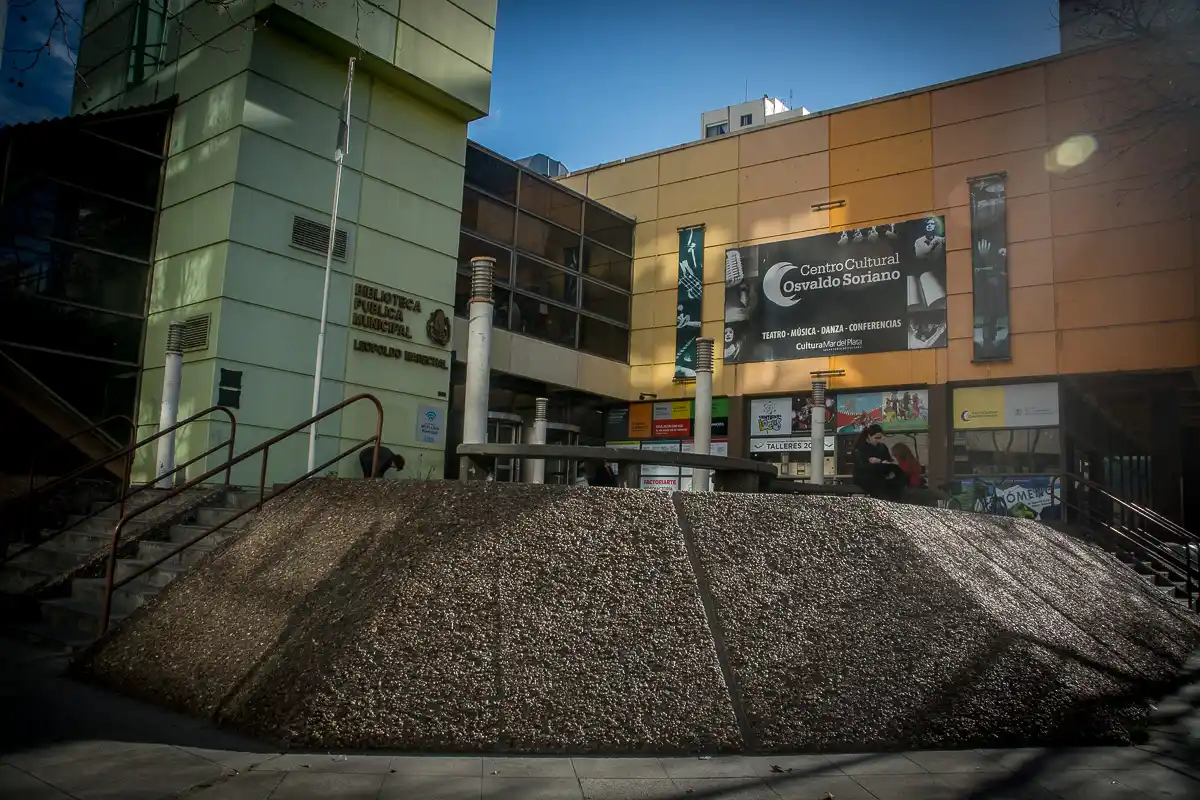 También indicaron que "la sala A se encuentra totalmente desmantelada y es utilizada como espacio para acopiar muebles".