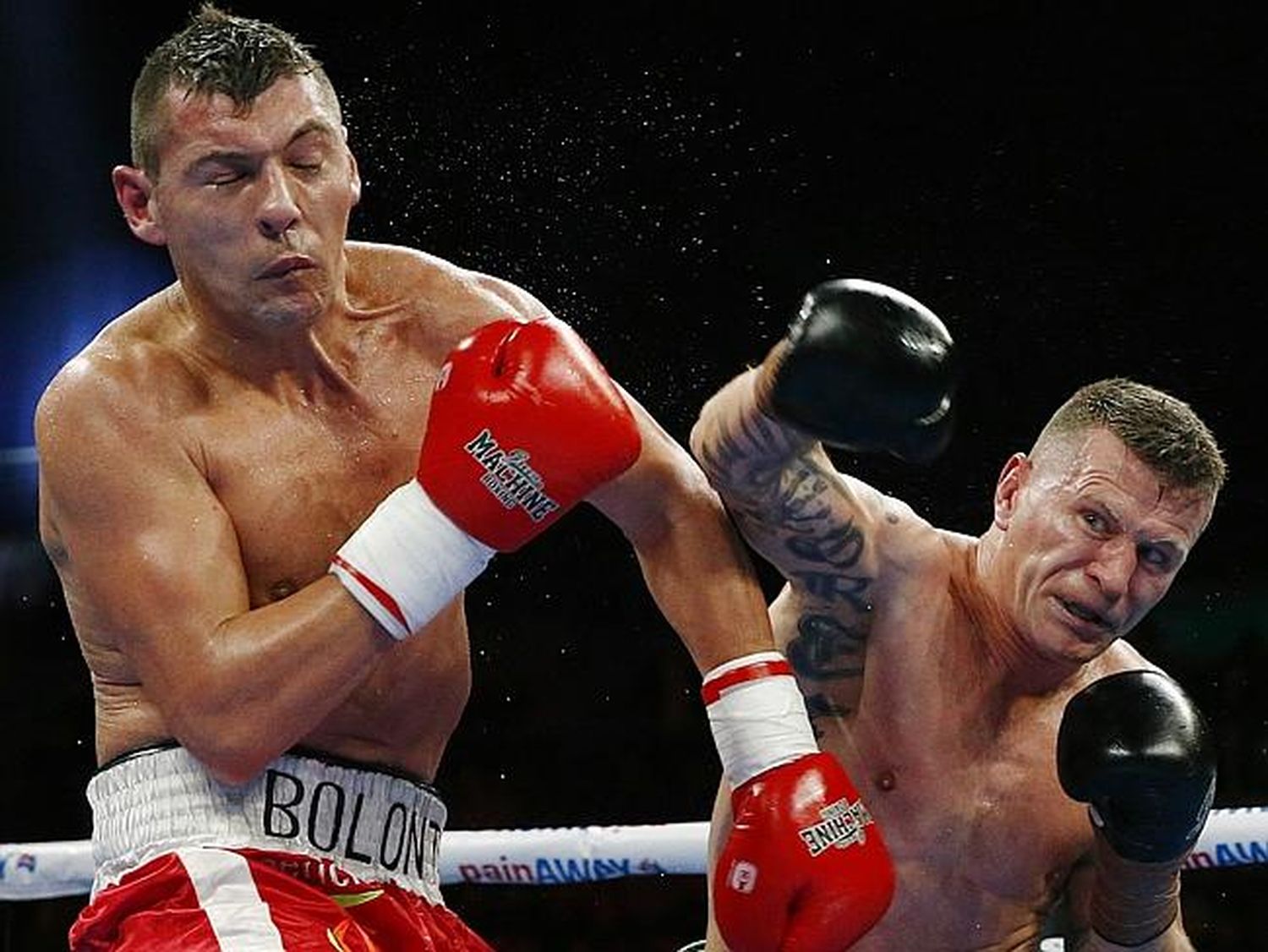 Roberto Bolonti trata de esquivar el golpe de Danny Green. 