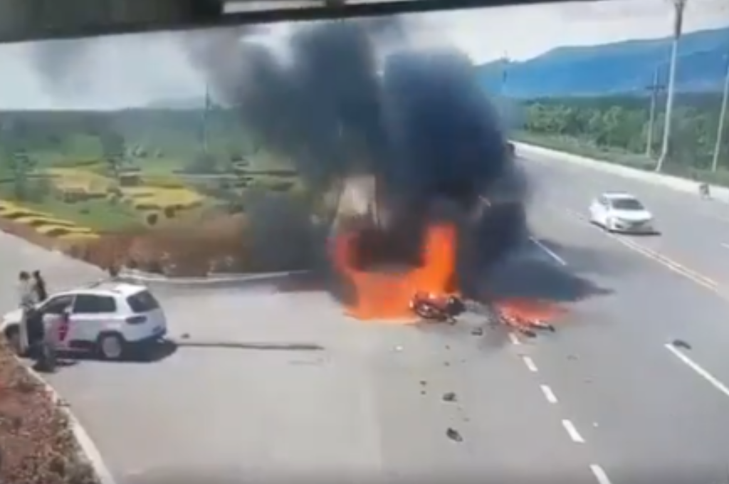 En cuestión de segundos, las llamas envolvieron la motocicleta.