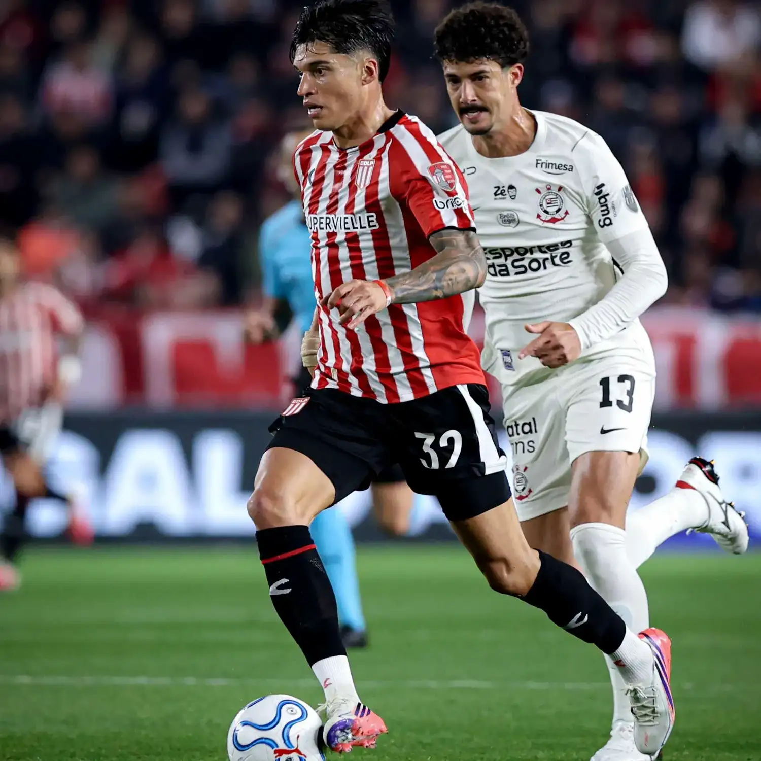 Joaquín Correa intenta desnivelar para Estudiantes.