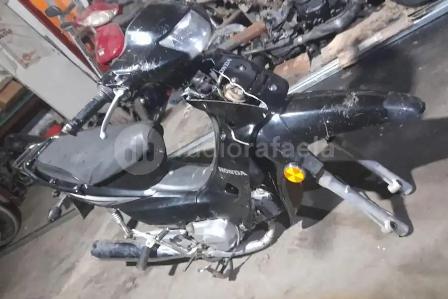 Fue a visitar a una amiga, dejó la moto estacionada y se la robaron: la encontraron sin las ruedas