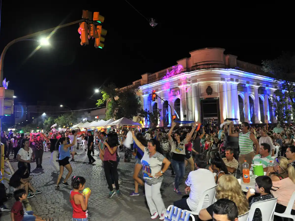 Esta noche comienza “La Peatonal  de la 25”, que festeja sus 10 años