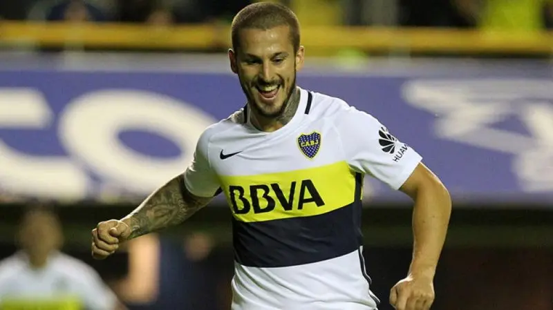 Benedetto tiene un golpe en una rodilla pero llega