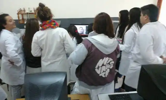 Profesoras dan clases por Skype en escuela de General Villegas rodeada por el agua 