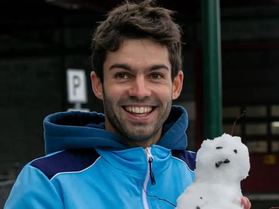 Al llegar al predio, tomó contacto por primera vez con la nieve.