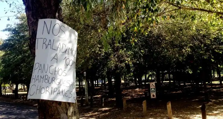 Puesteros: Con carteles en el Paseo Público, anuncian que se trasladaron