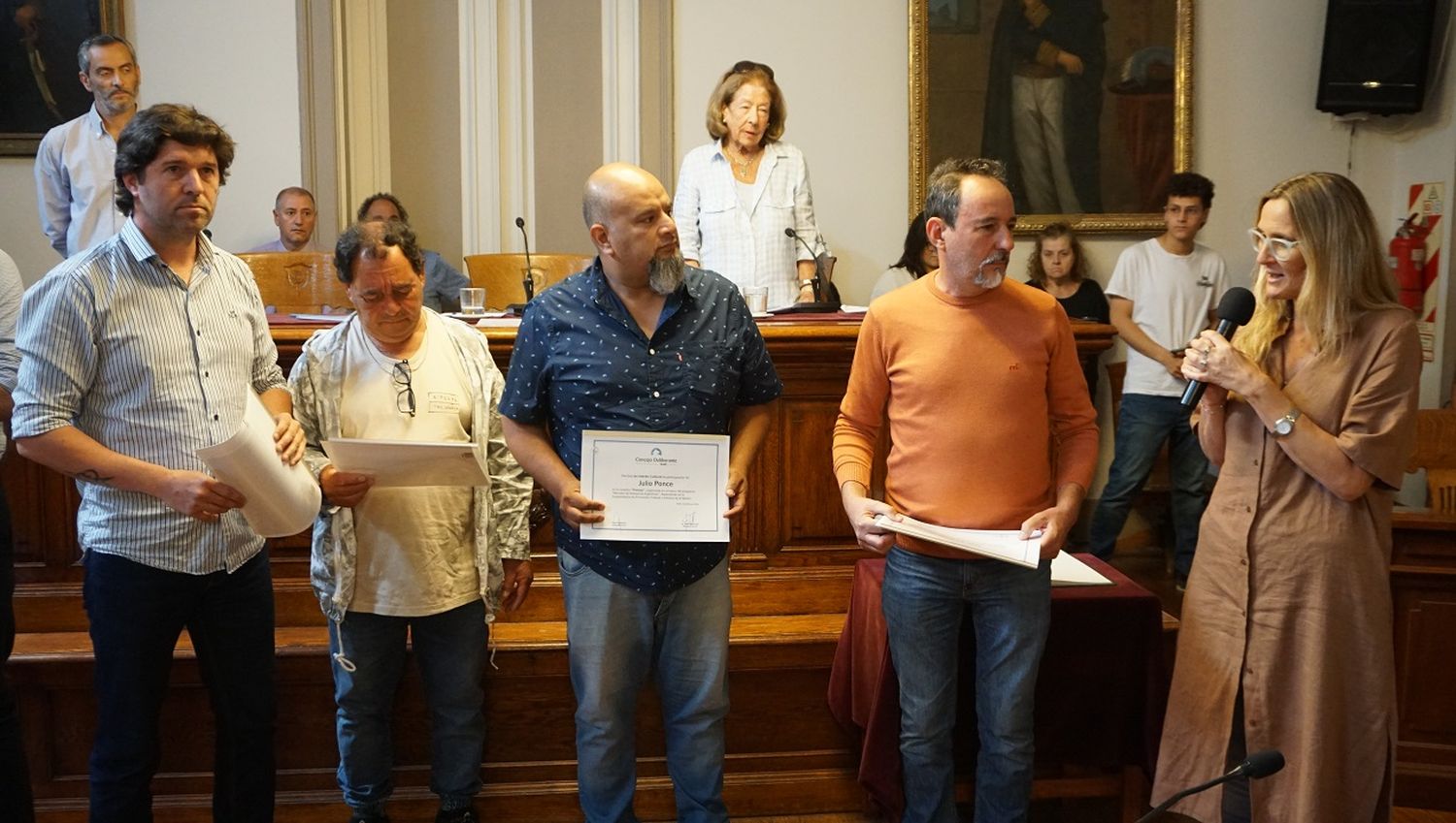 Federico Martínez, los escultores Mario Paredes, Julio Ponce y José Araolaza, y Guillermina Cadona, en el reconocimiento.