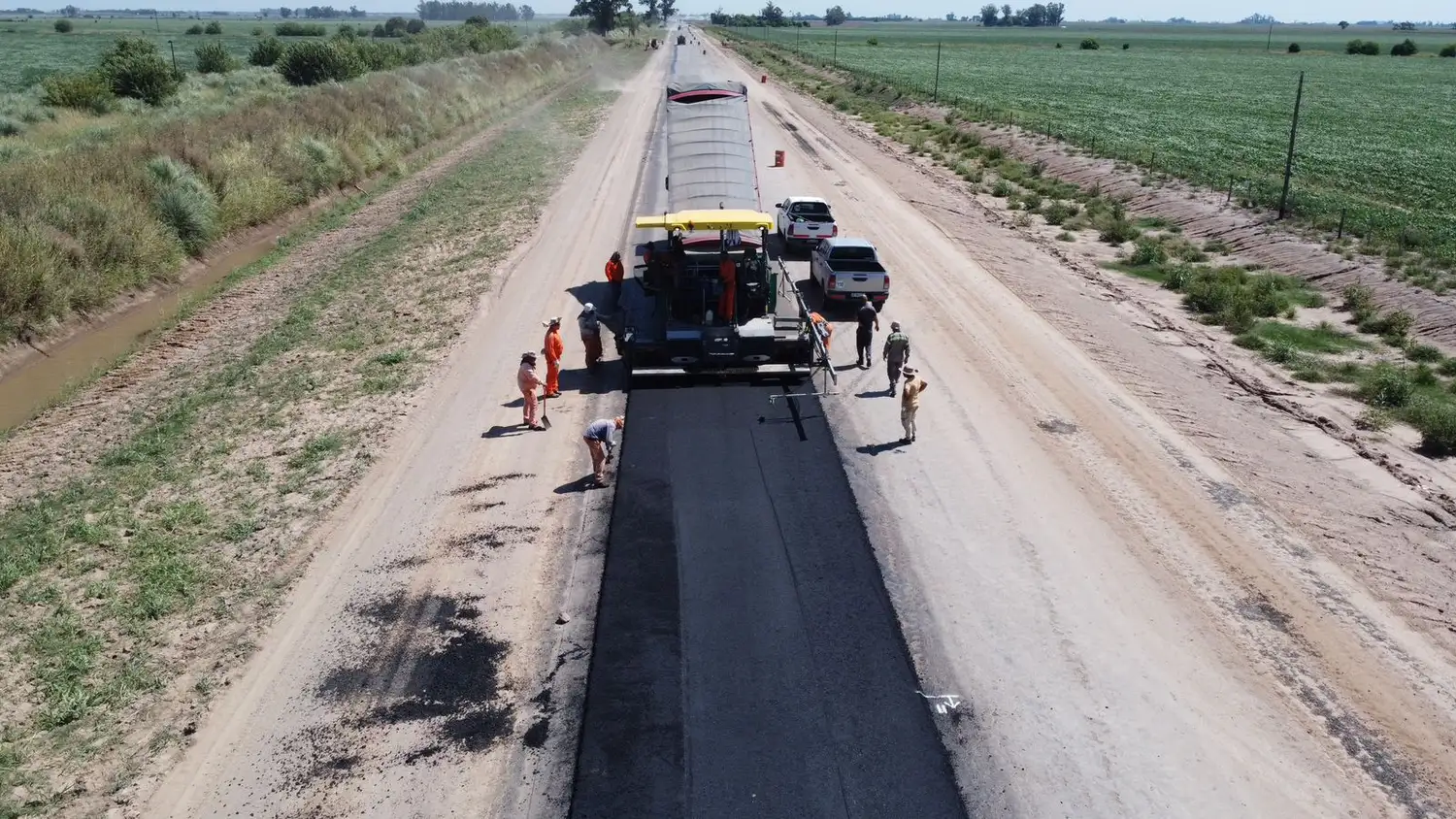 Las máquinas ya están pavimentando la nueva ruta.