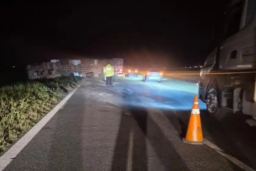 Demoras en las autopistas a Buenos Aires y Córdoba por choques de camiones.