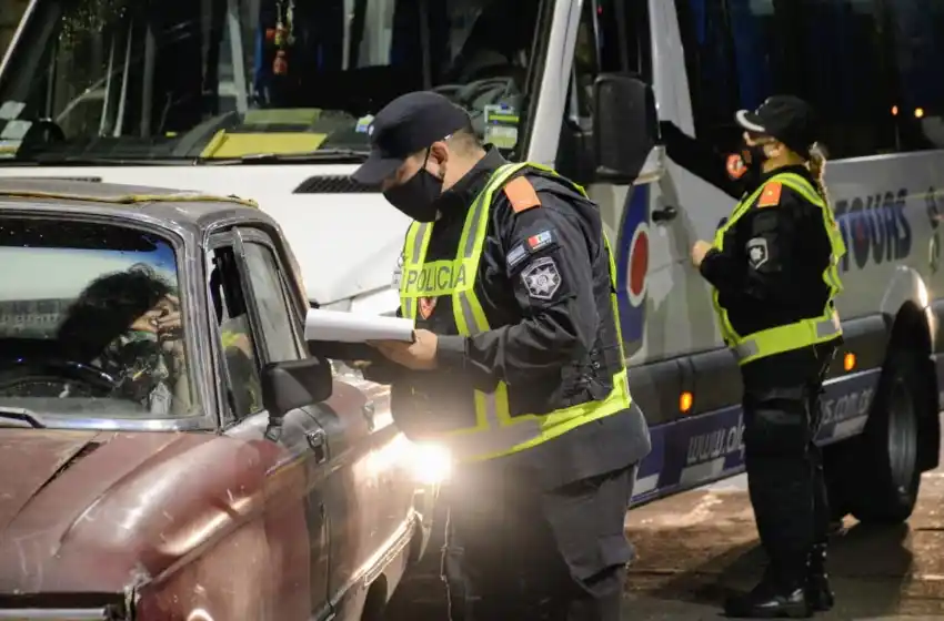 Amplio operativo de control durante la primera noche de nuevas restricciones en Rosario