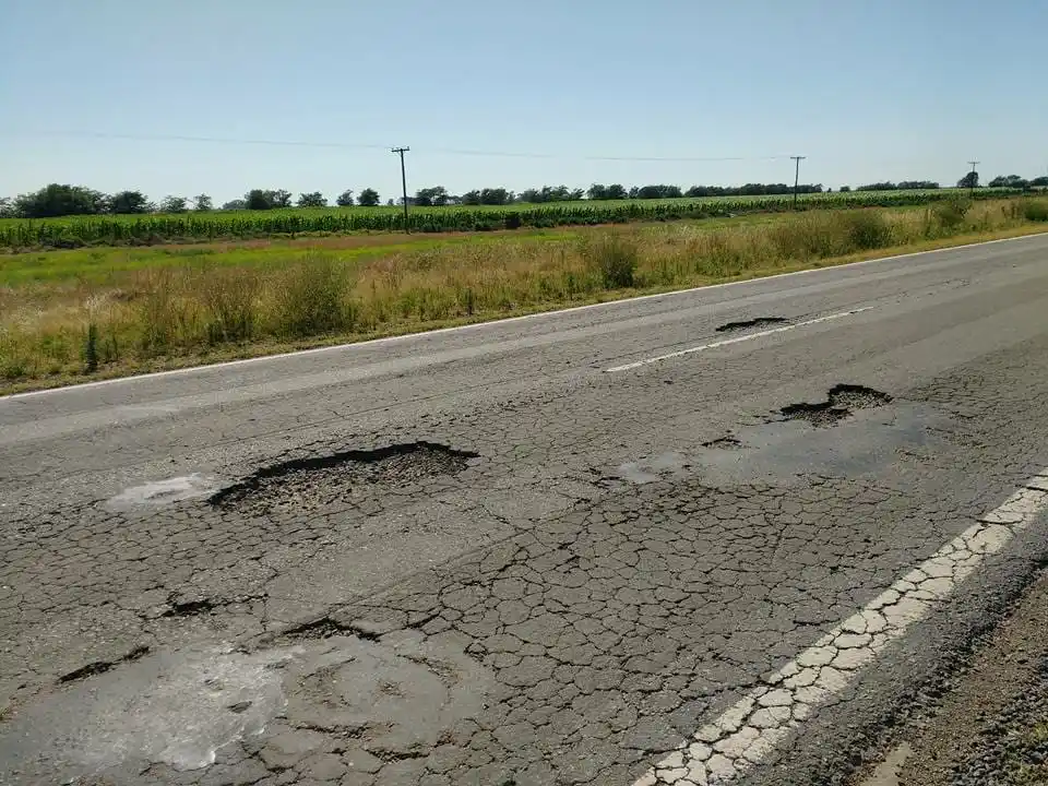 La cinta asfáltica presenta un número importante de pozos.