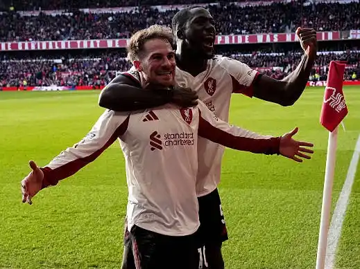 MacAllister le dio el triunfo sobre el final a Liverpool