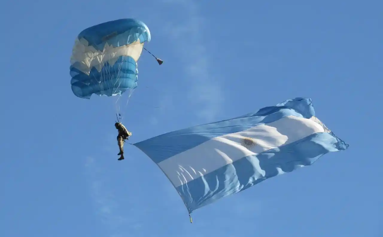 IMPRESIONANTE PRESENCIA MILITAR EN RAFAELA POR EL CENTENARIO DE SU AERO CLUB - 2