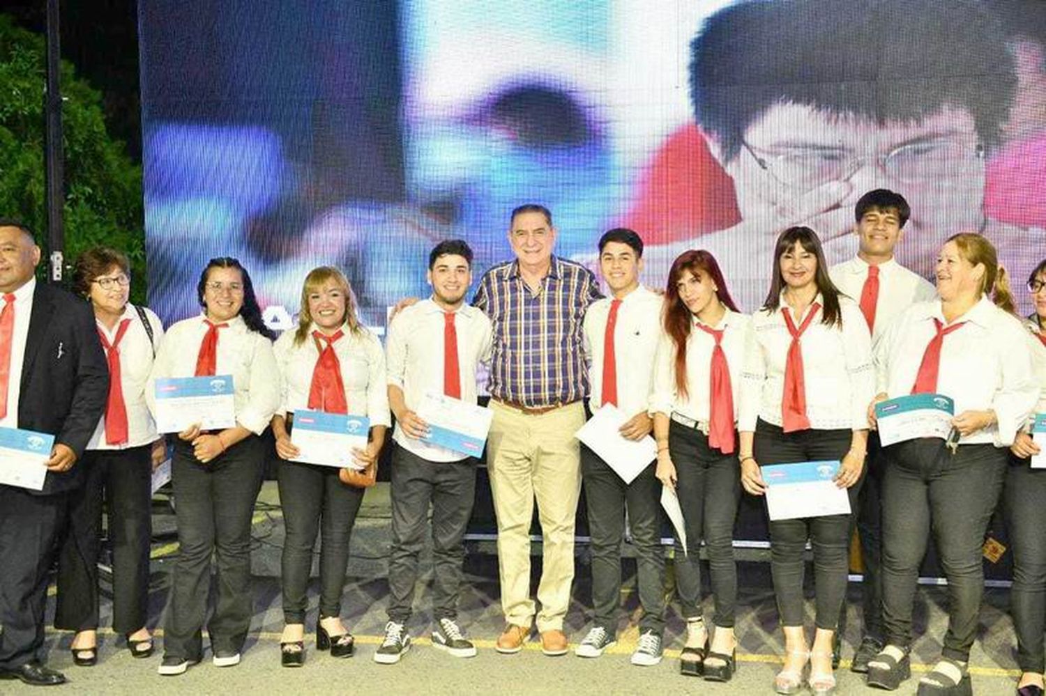 Escuela de Artes y Oficios: Jofré entregó 
certificados a los egresados de los cursos