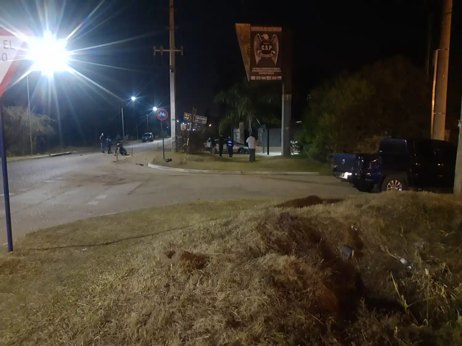 Hospitalizaron a un motociclista tras chocar contra una camioneta