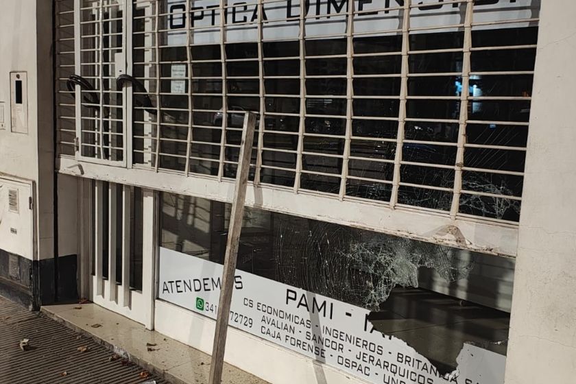 Delincuentes entraron a robar en una óptica de zona oeste y fueron detenidos