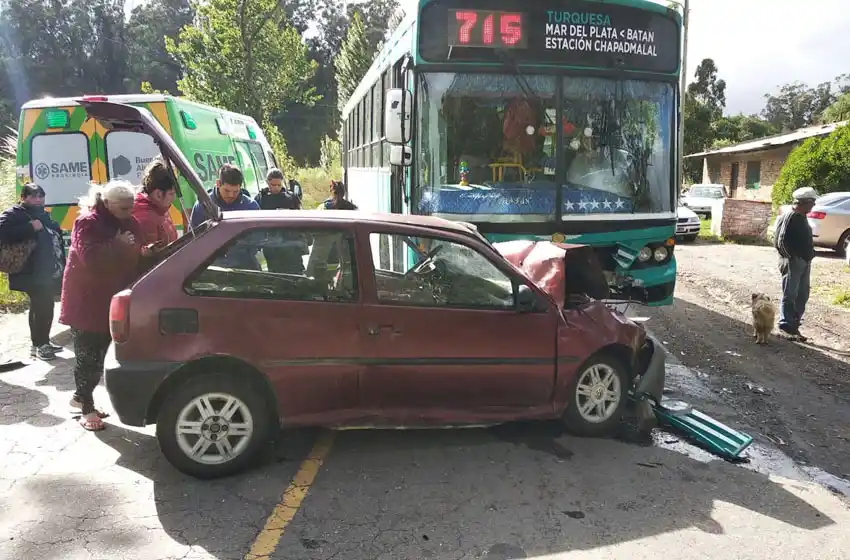 Rescataron a un conductor que impactó de frente contra un colectivo