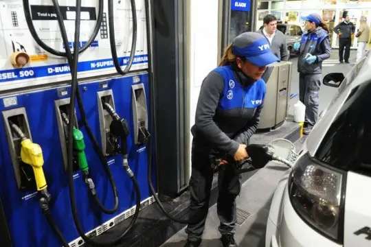 El Gobierno posterga un mes la suba de un impuesto y así la nafta aumentaría menos