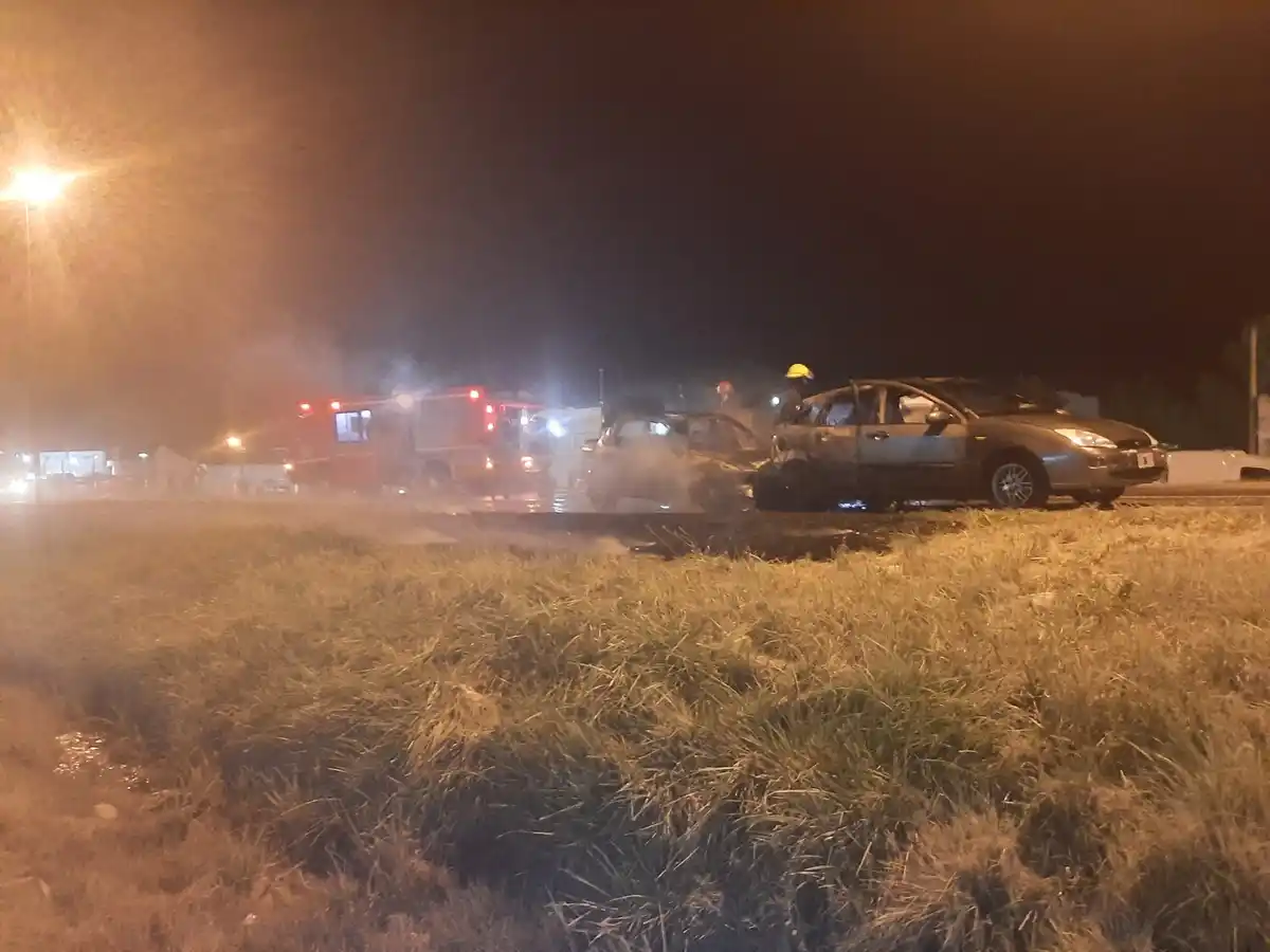 En pleno remolque se incendiaron dos vehiculos en la Ruta N°3