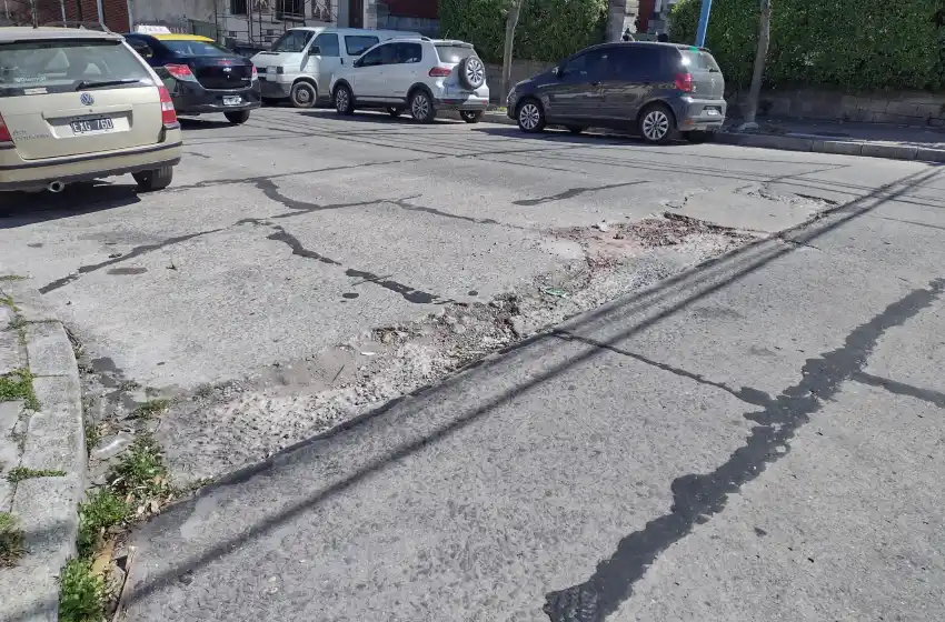 Nuevo capítulo de la "ciudad Lunar": vecinos taparon un pozo con cascotes