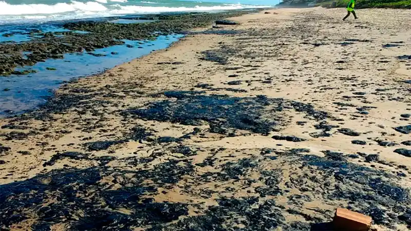 En más de 100 playas de Brasil aparecieron manchas de petróleo