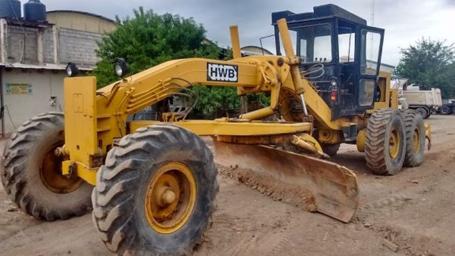 Un joven murió mientras inflaba la rueda de un tractor: el neumático le explotó en la cara y lo mató